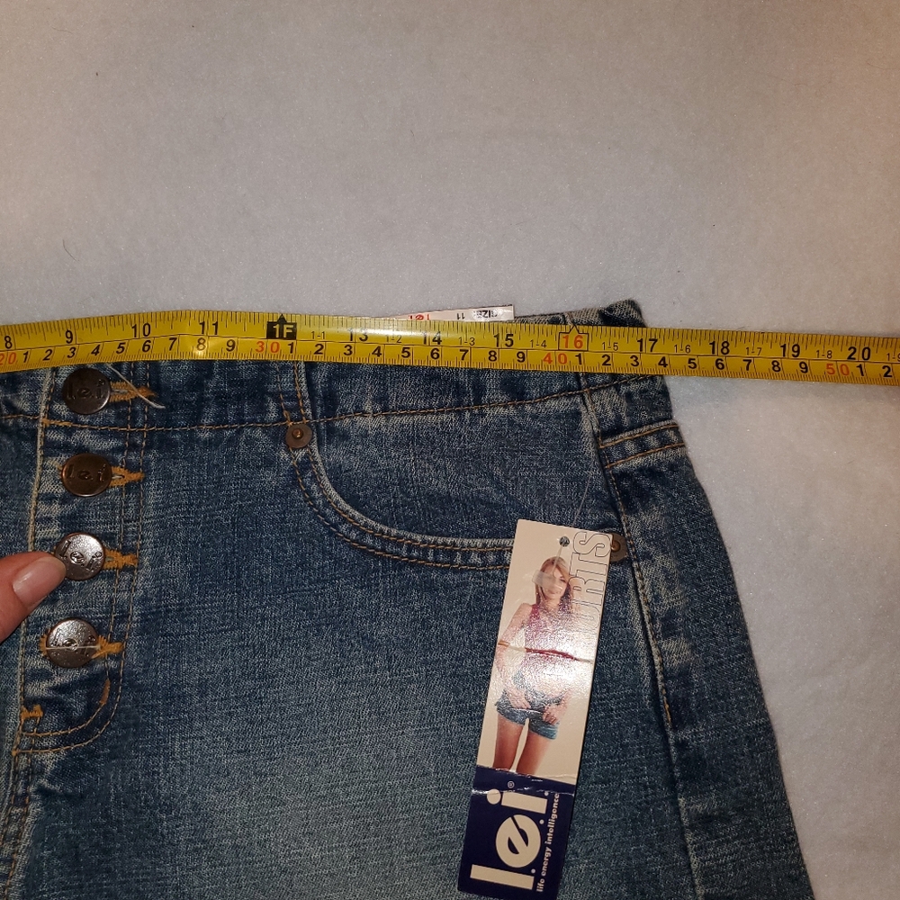 L.E.I. shorts, NWT, size 11 - Picture 5 of 6